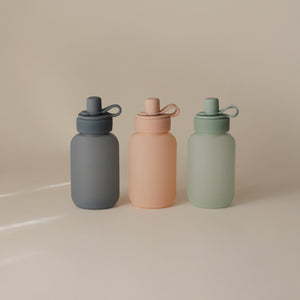 Silicone puree pouch for babies, perfect for easy feeding and on-the-go convenience. Angle 5 view.