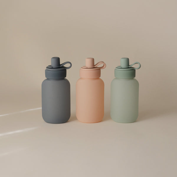 Silicone puree pouch for babies, perfect for easy feeding and on-the-go convenience. Angle 5 view.