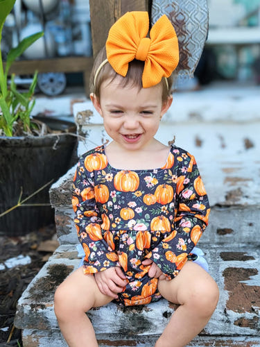 Fall pumpkins ruffle romper for babies, perfect for autumn outings and cozy seasonal style.