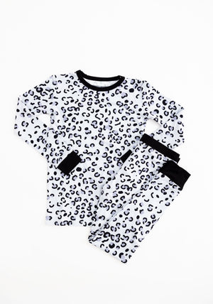 Snow Leopard Set sleepsuit for babies, featuring a cozy design and playful print, perfect for bedtime comfort.