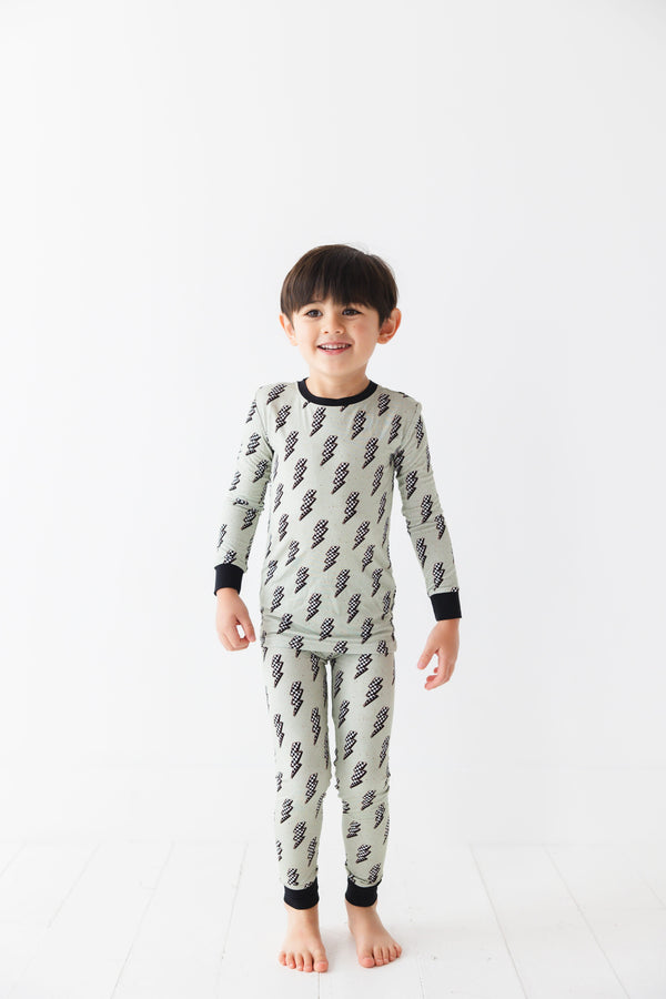 "Strike All Night Set for babies, cozy bedding and sleep essentials, angle view showcasing soft fabrics and design."