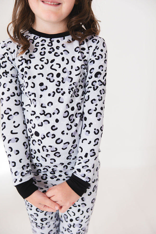 Snow Leopard Set sleepsuit for babies, featuring a cozy design and playful print, shown from angle 2.