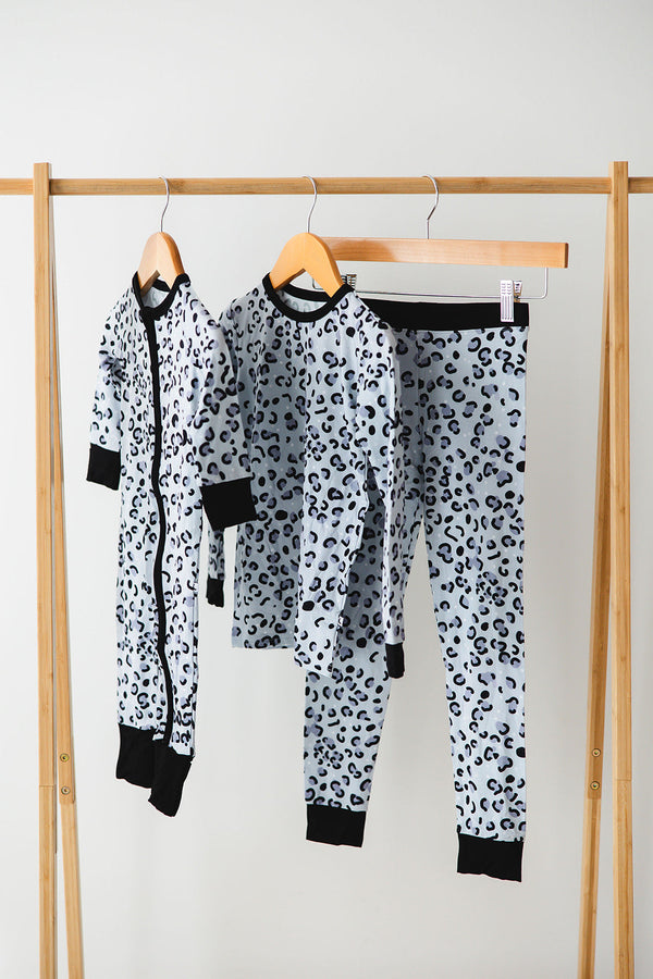 Snow Leopard Set sleepsuit for babies, featuring a cozy design and playful print, shown from angle 8.