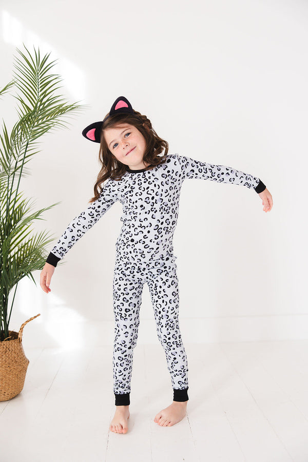 Snow Leopard Set sleepsuit for babies, featuring a cozy design in a playful animal print. Angle 3 view.