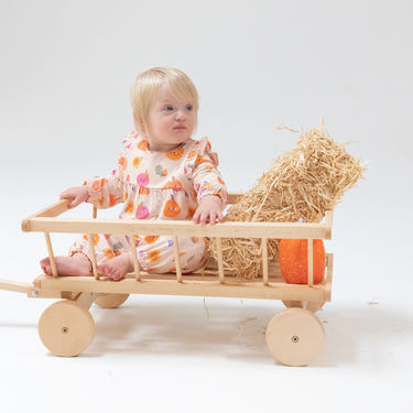 Pink ruffle sleeve romper with autumn pumpkin print for babies, perfect for fall fashion.