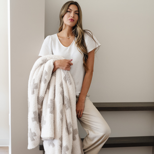Cozy DOUBLE-LAYER BAMBONI® throw blanket for babies, perfect for swaddling and keeping warm.