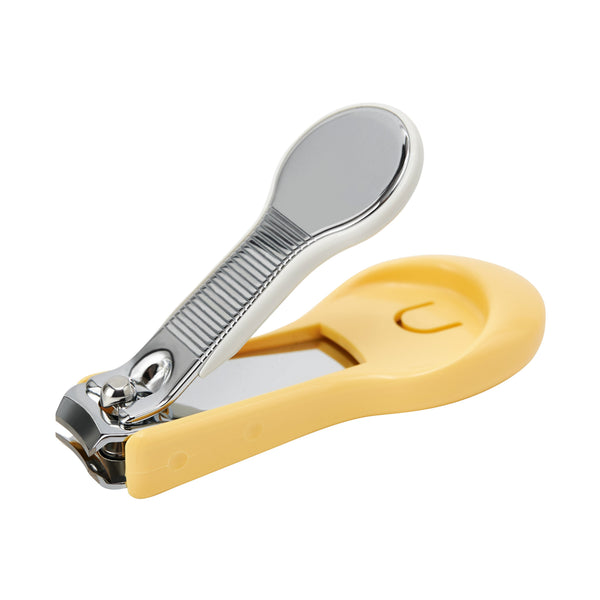 Baby nail clipper with splatter-proof case, designed for safe use for infants 9 months and older.