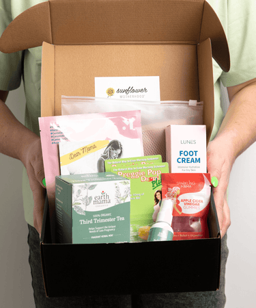 "Pregnancy Box gift set for expecting parents, featuring essential baby items and thoughtful surprises."