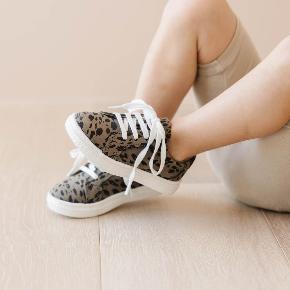 Grey leopard low top sneakers for babies, stylish and comfortable footwear for little ones.