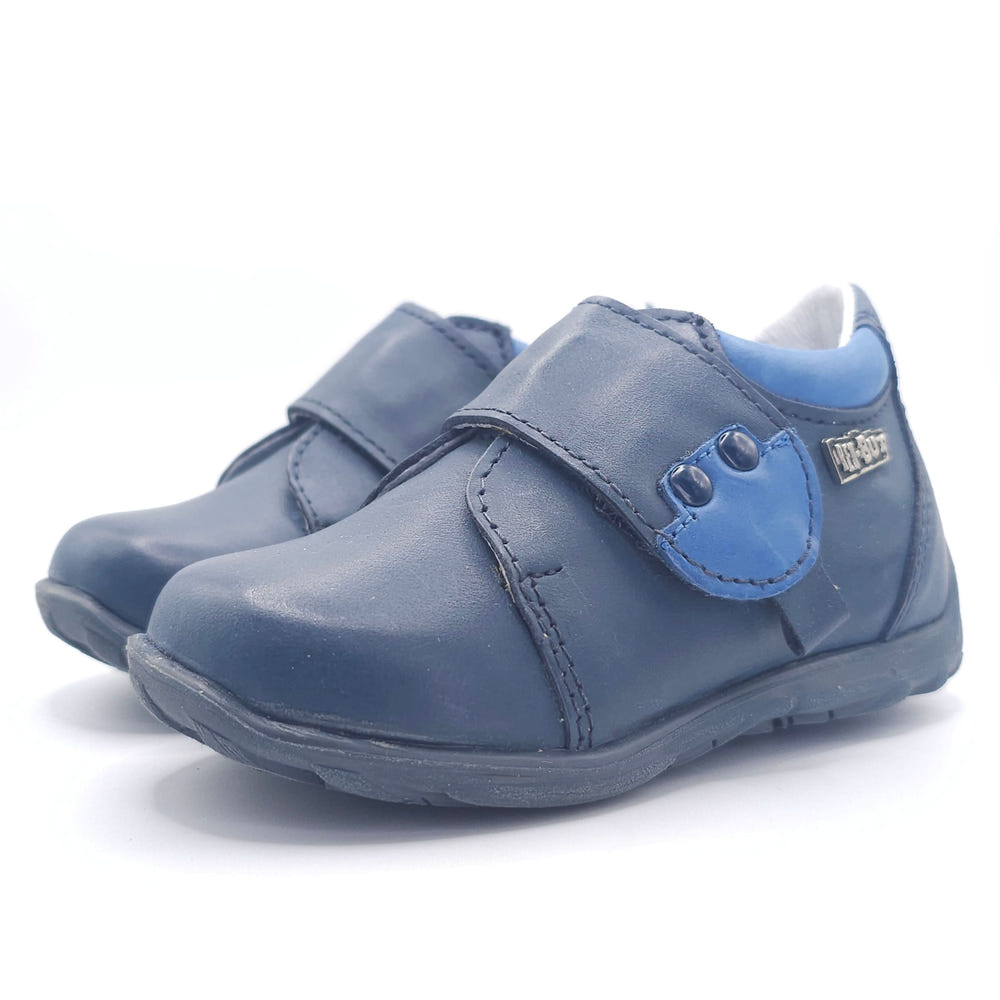 Boys Velcro shoes in blue navy, perfect for comfort and style. Ideal for little feet.