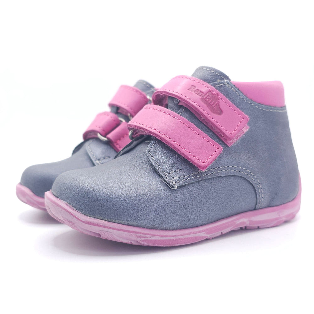 Girls double velcro shoe in ash gray, perfect for comfort and style. Ideal for everyday wear.