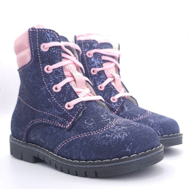 Girls navy winter boot for toddlers, perfect for cold weather and stylish outdoor adventures.