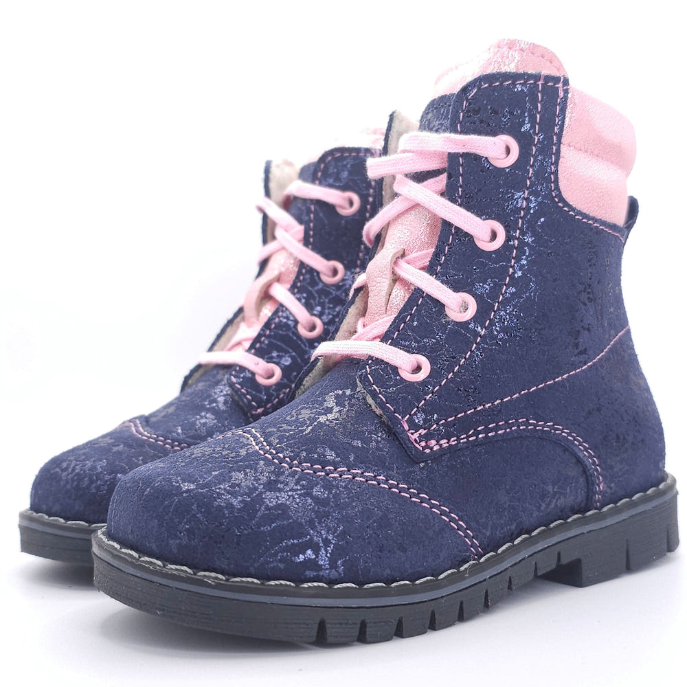 Girls navy winter boot for toddlers, perfect for cold weather and stylish outdoor adventures.