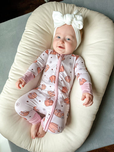 Sweet Dreams Pumpkin Zippy: Cozy baby bedding for peaceful sleep, featuring a charming pumpkin design.