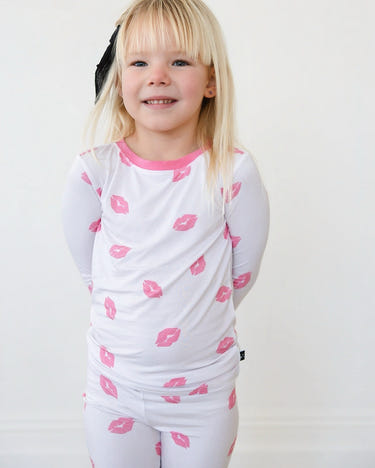 Kisses bedding set for babies, featuring soft fabrics for a cozy sleep environment.