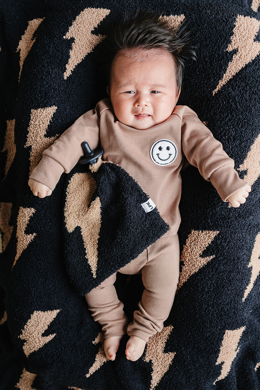 Lightning Bolt Fuzzy Blanket | Mocha - MOOGCO Baby