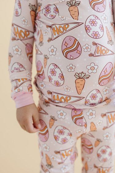 Bamboo two-piece romper set for babies, perfect for Easter celebrations. Soft, stylish, and eco-friendly.