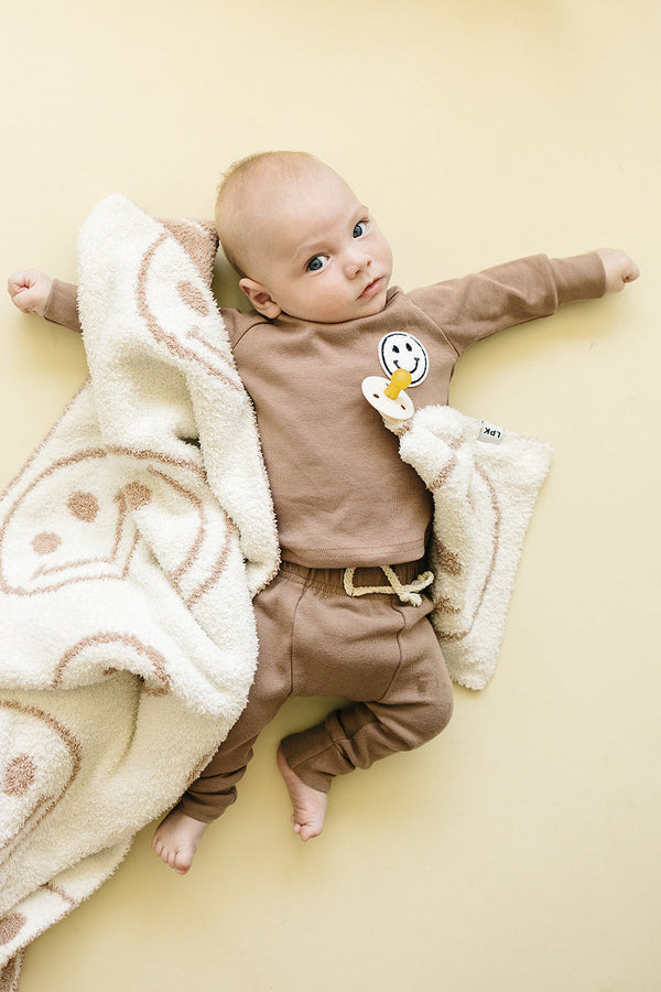 Smiley Fuzzy Blanket | Latte - MOOGCO Baby