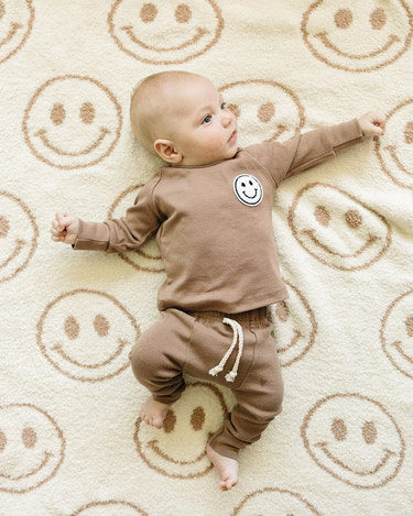 Smiley Fuzzy Blanket | Latte - MOOGCO Baby