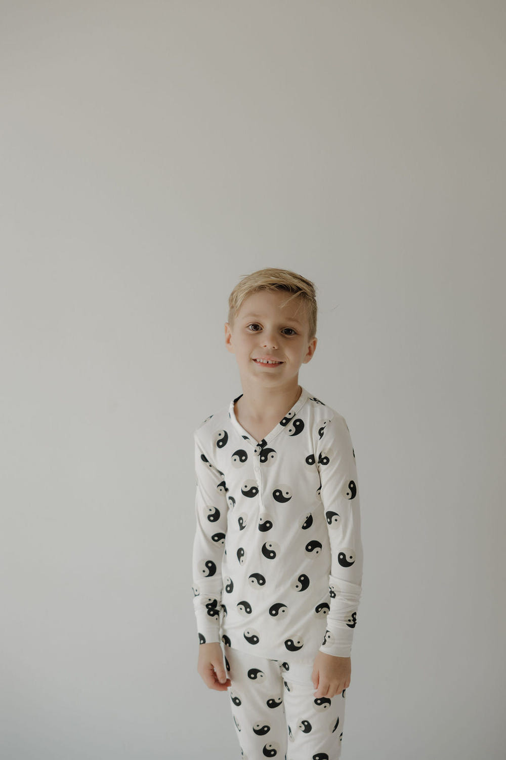 Bamboo two-piece pajamas in black and white Yin Yang design for babies, soft and stylish sleepwear.