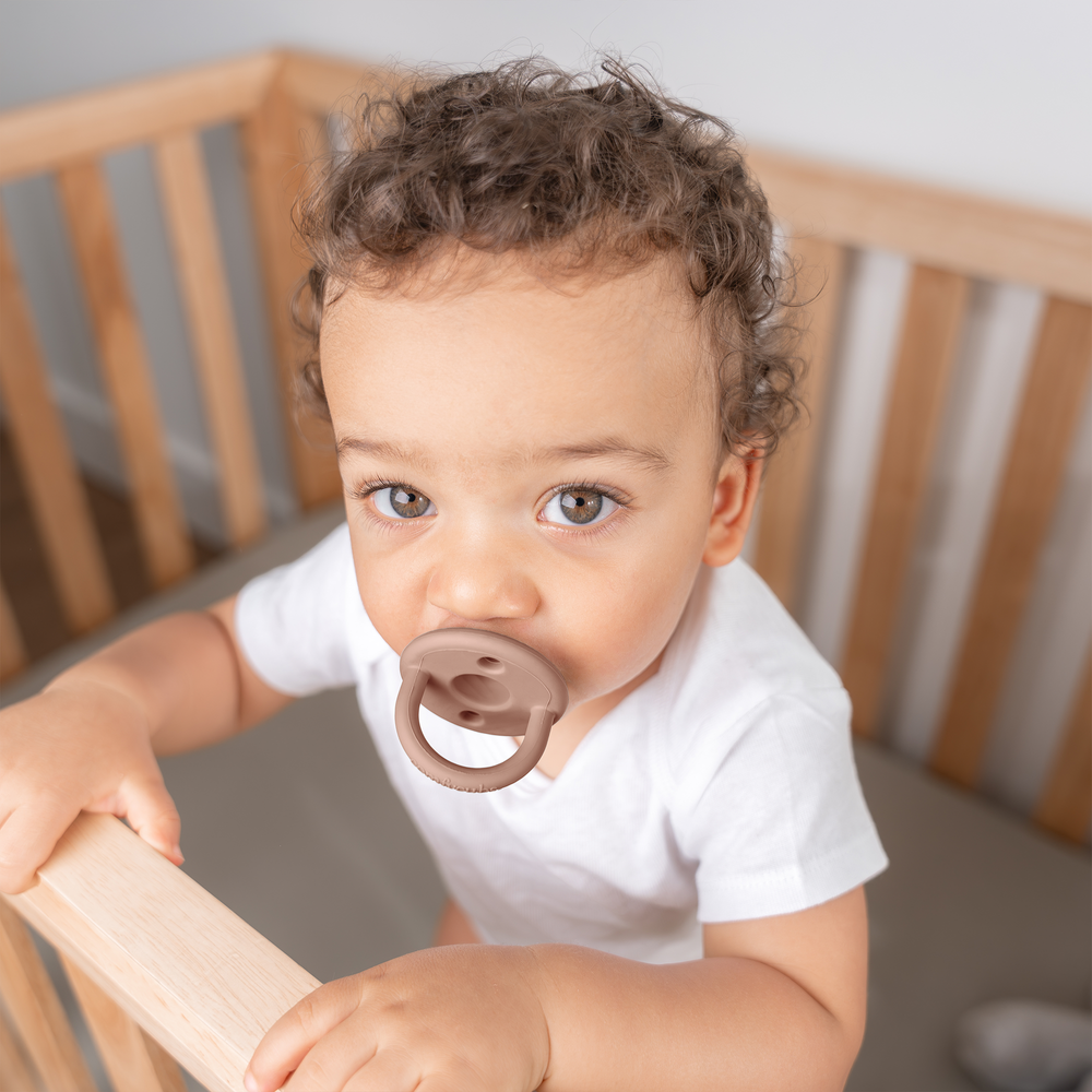 Multicolor neutral pacifiers, 5 pack, perfect for soothing babies. Safe and stylish infant essentials.