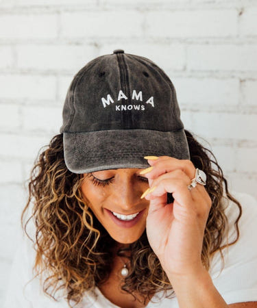 Mama Knows Hat: Stylish baseball cap for babies, perfect for sun protection and trendy outings.