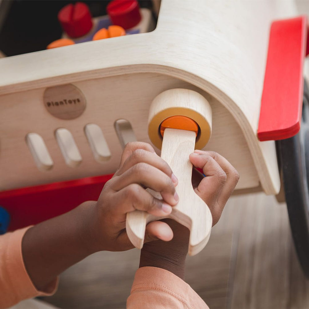 "Motor Mechanic baby furniture: stylish, safe, and functional for your little one's playtime and rest."