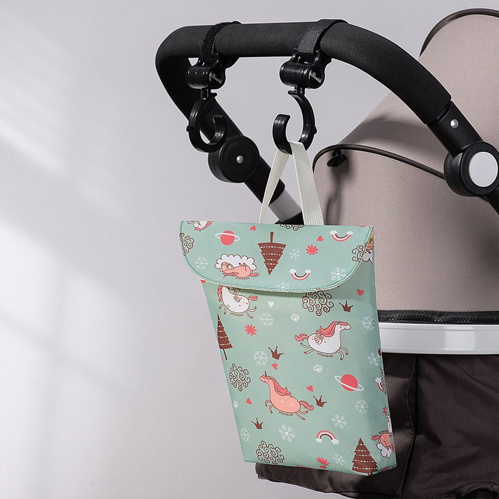 Diaper organizer wet/dry bag for convenient storage and easy access to baby essentials. Perfect for on-the-go parents.
