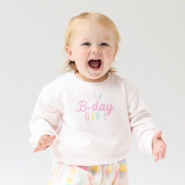 Oversized birthday sweatshirt for babies, perfect for celebrations and cozy comfort.