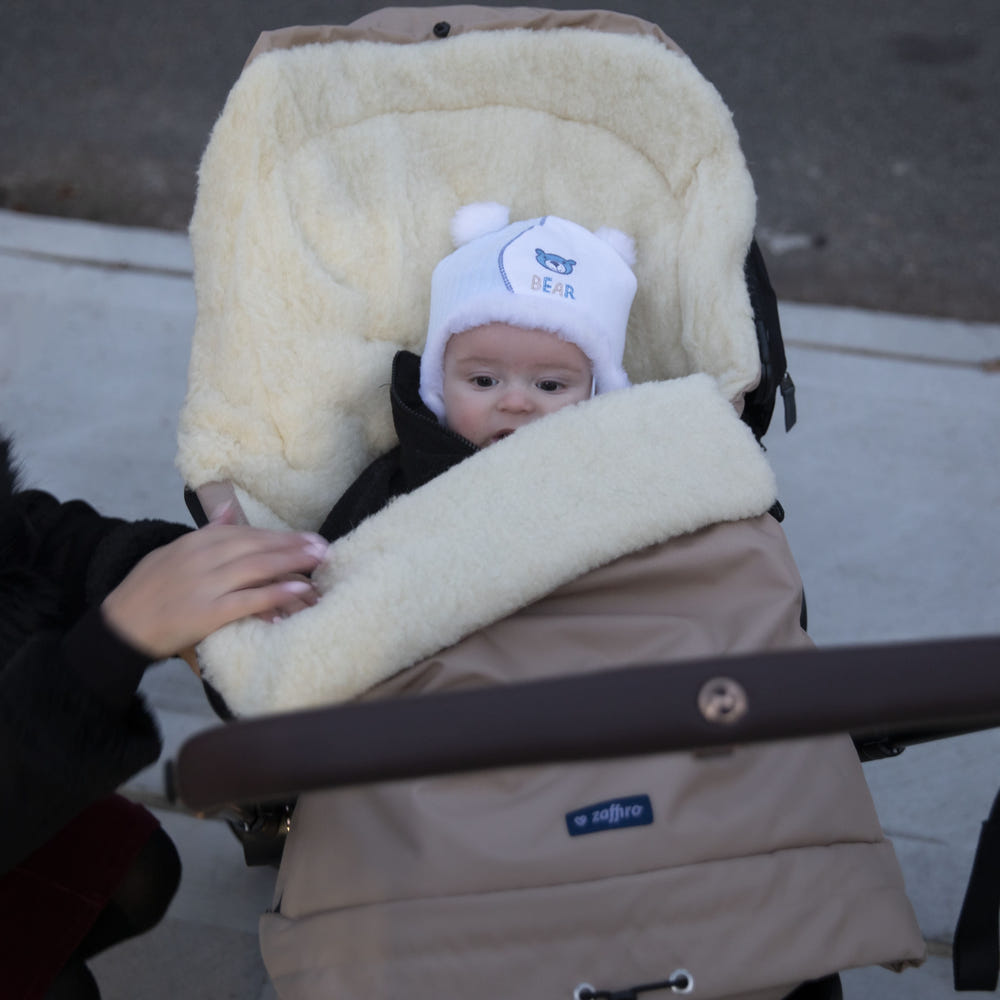 Boys winter knit polar bear hat, cozy beanie for kids, perfect for cold weather adventures.