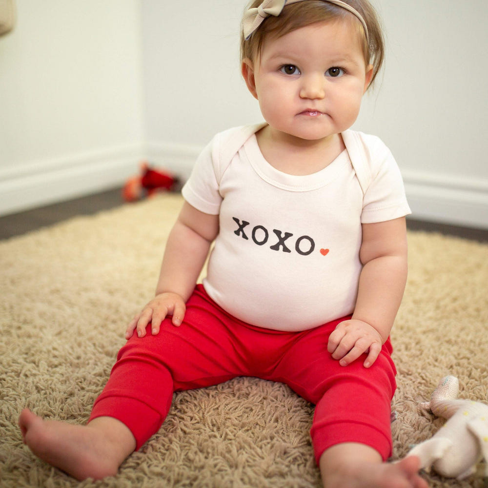 "XOXO graphic short sleeve bodysuit for babies, stylish and comfortable babywear."
