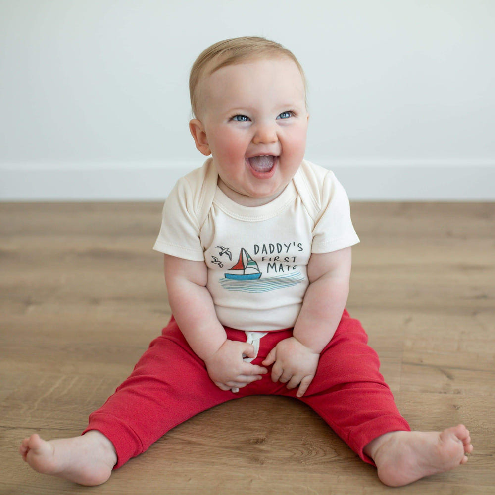 Graphic bodysuit for babies, "Daddy's First Mate," short sleeve design perfect for playful outings.