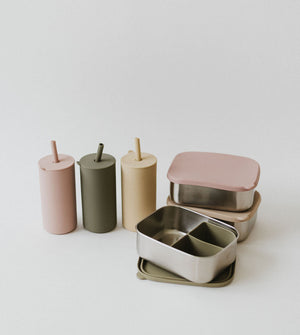 Stainless steel and silicone bento box for babies, perfect for food storage and on-the-go meals.