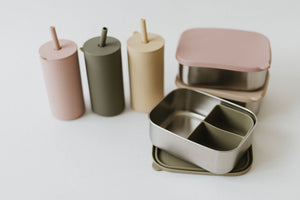 Stainless steel and silicone bento box for babies, perfect for food storage and on-the-go meals.