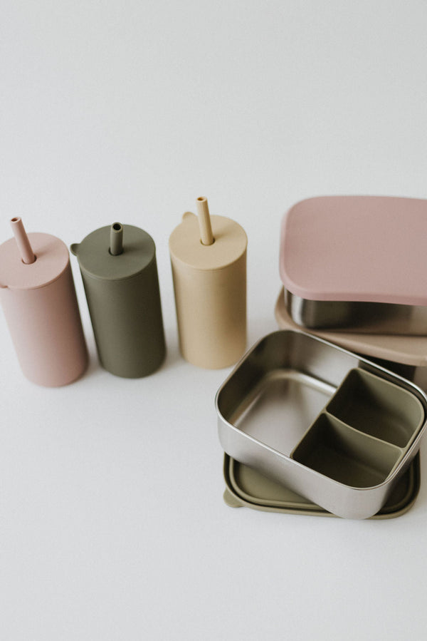 Stainless steel and silicone bento box for babies, perfect for food storage and on-the-go meals.