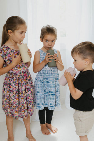 Colorful toddler cups with straw, perfect for little hands and easy sipping. Ideal for drinks and hydration on the go.