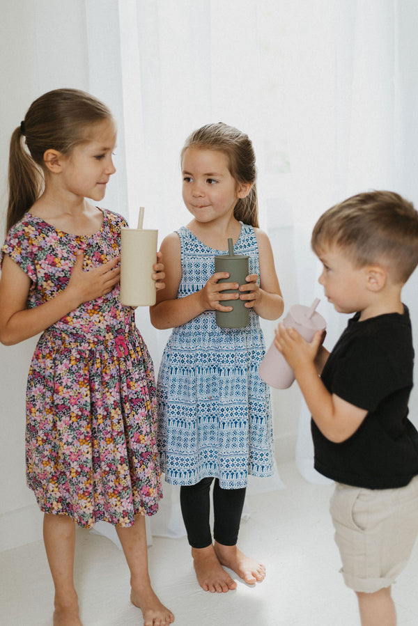 Colorful toddler cups with straws, perfect for little hands and easy sipping. Ideal for drinks on the go!