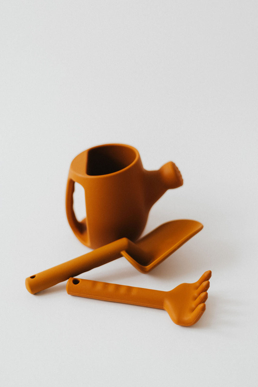 Silicone watering can set for babies, perfect for sand and beach play. Safe, colorful, and fun outdoor toy.