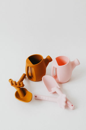 Silicone watering can set for babies, perfect for sand and beach play. Safe, colorful, and fun outdoor toy.