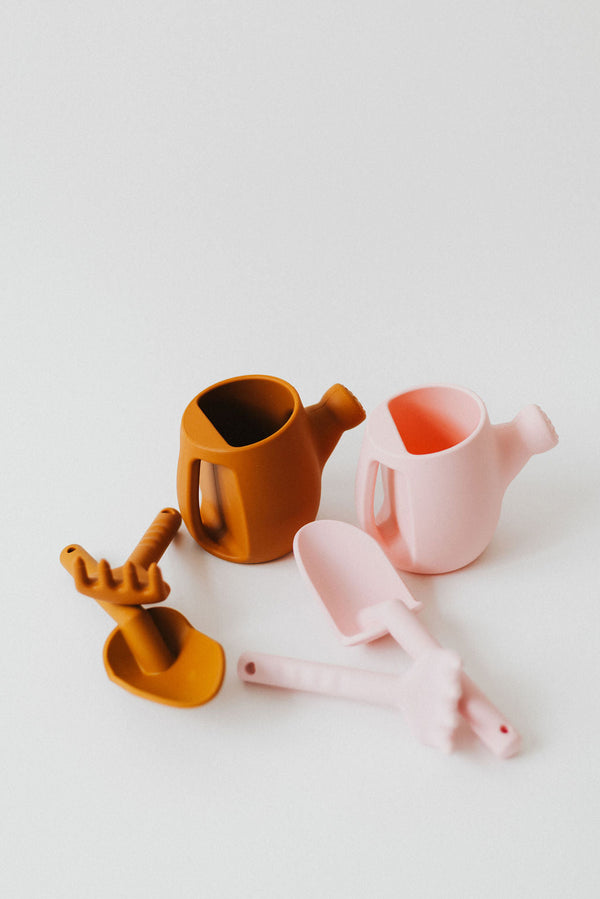 Silicone watering can set for babies, perfect for sand and beach play. Safe, colorful, and fun outdoor toy.
