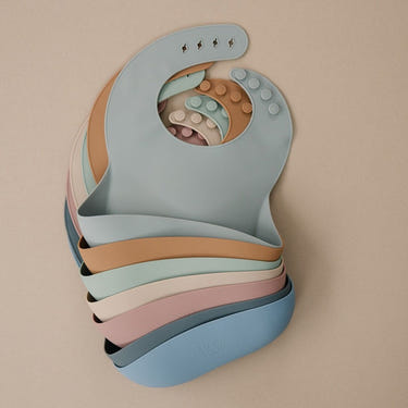 Colorful silicone bibs for babies, featuring easy-clean design and adjustable neck for comfortable feeding.