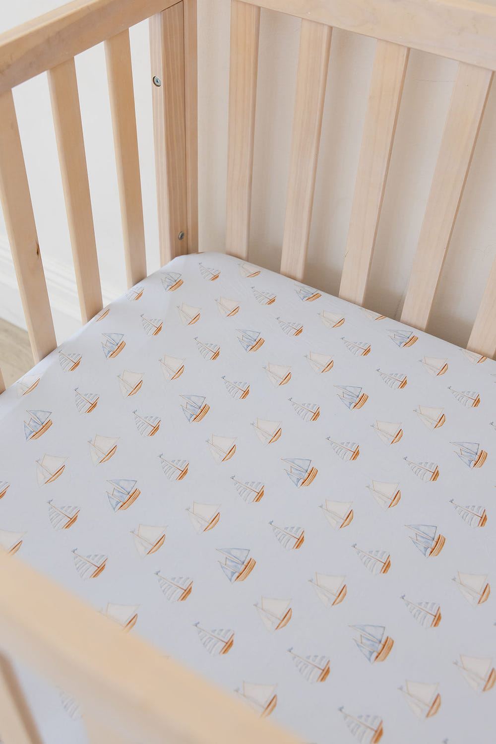 Sailboats crib sheet for baby bedding, featuring a playful nautical design for a cozy sleep environment.