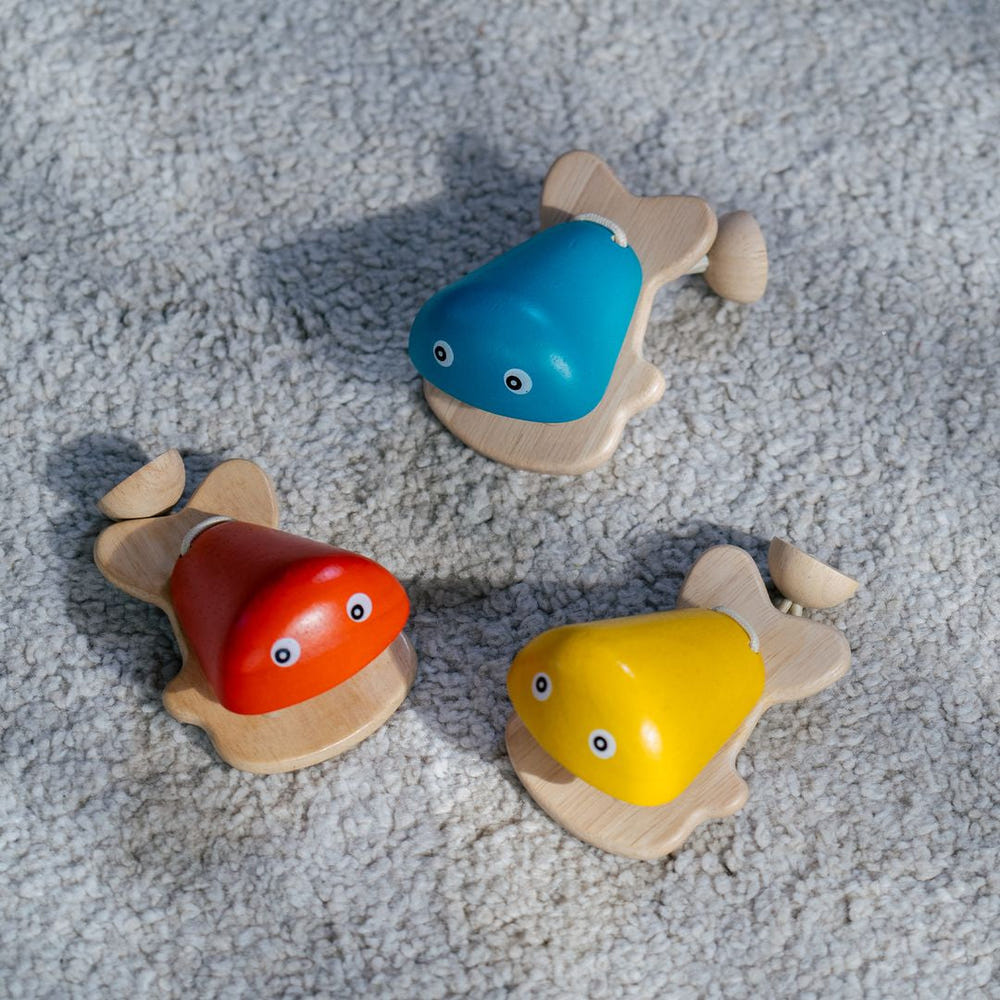 Colorful fish castanet for babies, perfect for creative play and sensory development.