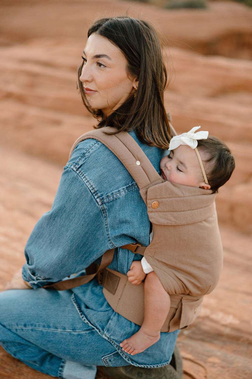 Monroe x Coco Desert Cotton Linen Baby Carrier for infants 7-35 lbs, stylish and comfortable for parents and babies.