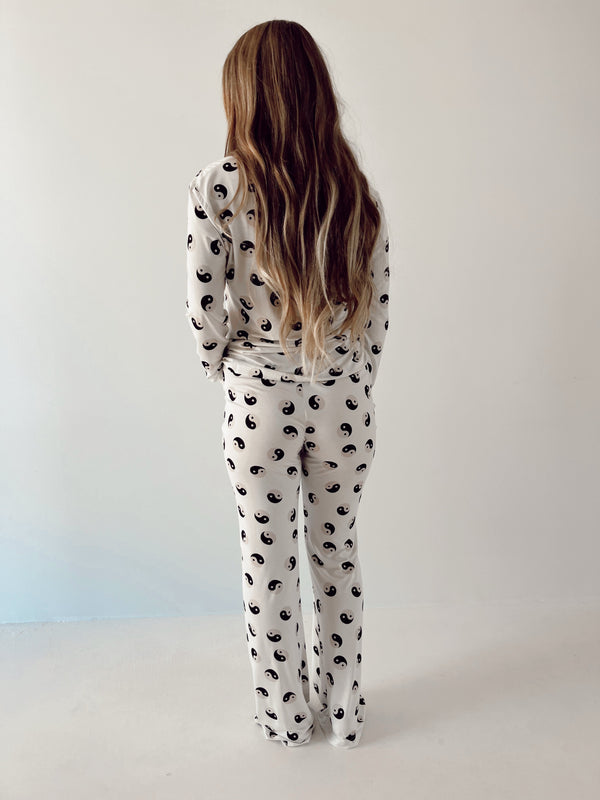 Women's Long Sleeve Bamboo Pajama | Black & White Yin Yang