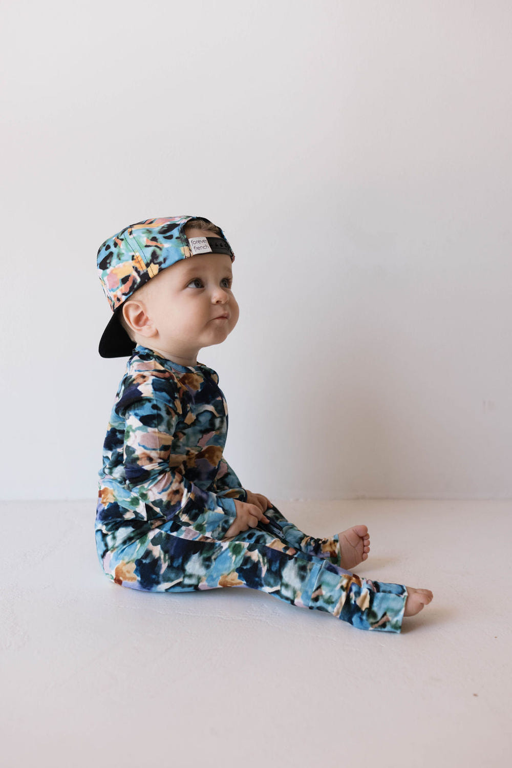 Children's trucker hat with Charli print, perfect for stylish little ones. Ideal for outdoor play and sun protection.