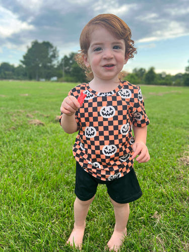 Checkered pumpkin boys set - adorable two-piece outfit for infants, perfect for fall and festive occasions.