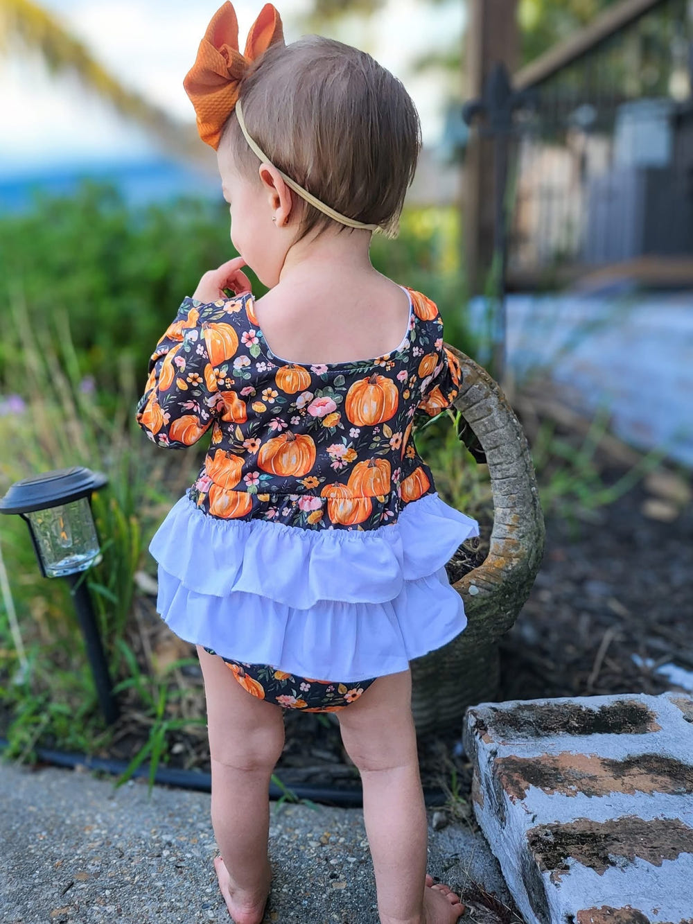 Fall pumpkins ruffle romper for babies, perfect for autumn outings and cozy seasonal style.
