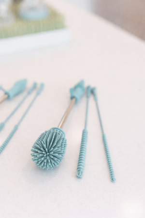 Haakaa Silicone Cleaning Brush Kit for bottles, shown at angle 12, perfect for gentle and effective cleaning.