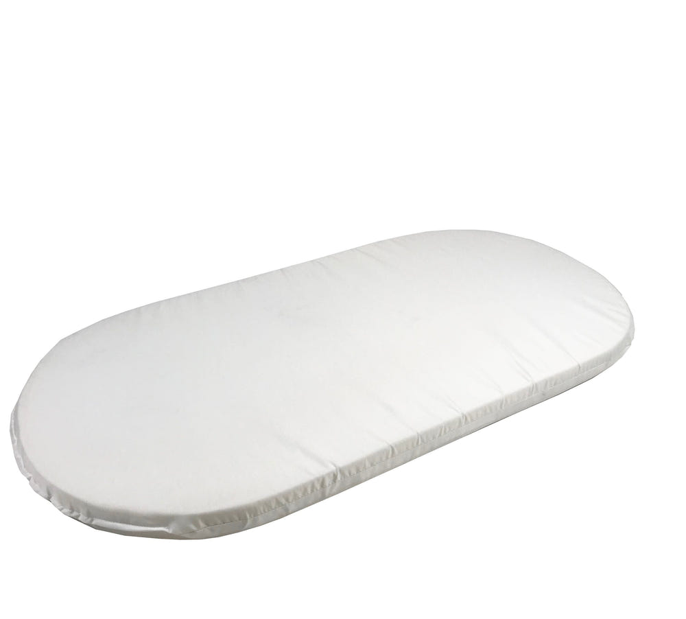 Organic cotton Moses basket with double gauze bedding set for babies, perfect for a cozy and safe sleep environment.